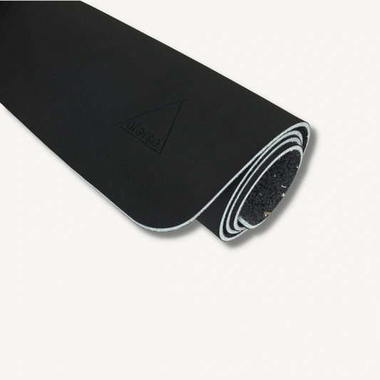Black yoga mat with a Alerse logo on it.