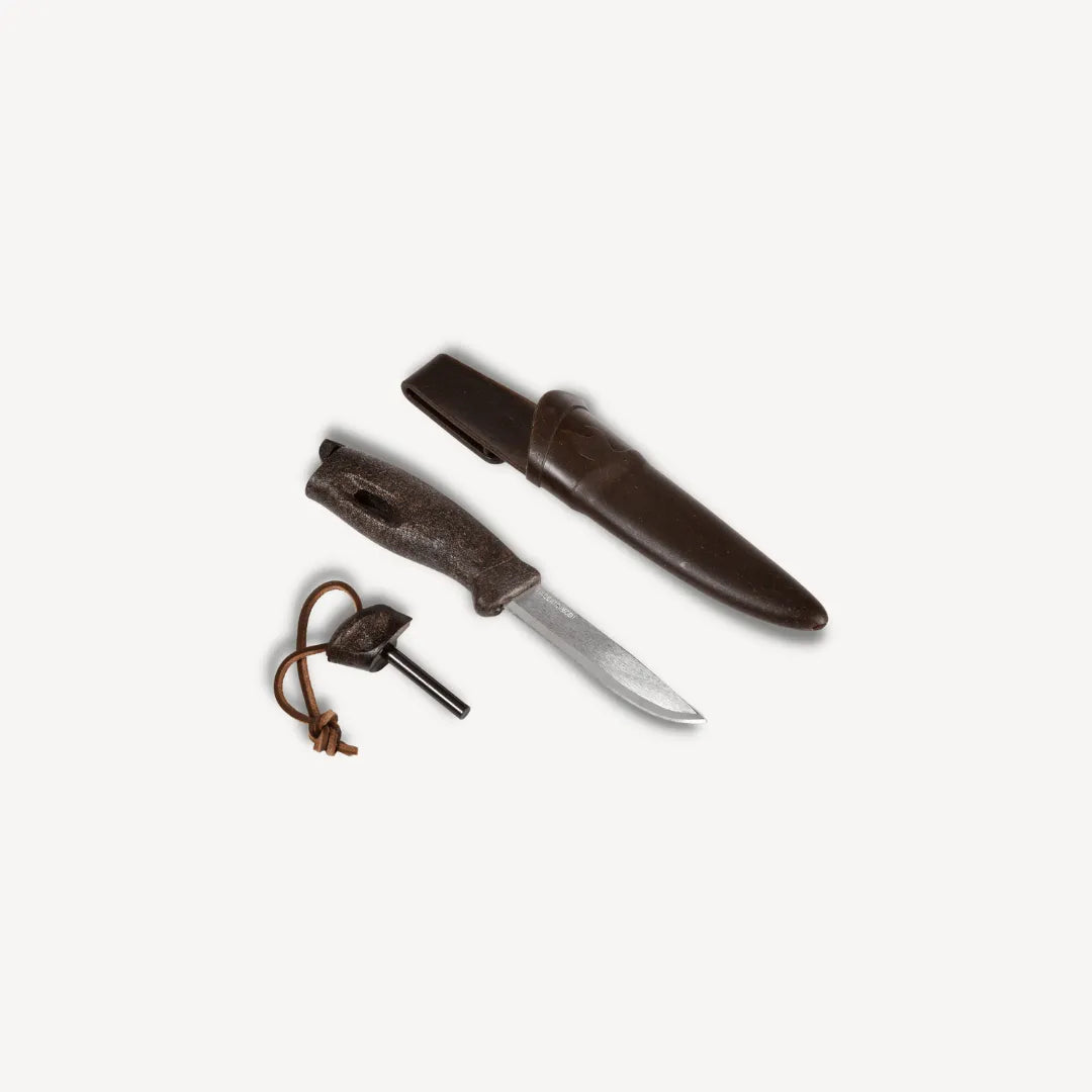 Brown knife, sheath and ferro rod.
