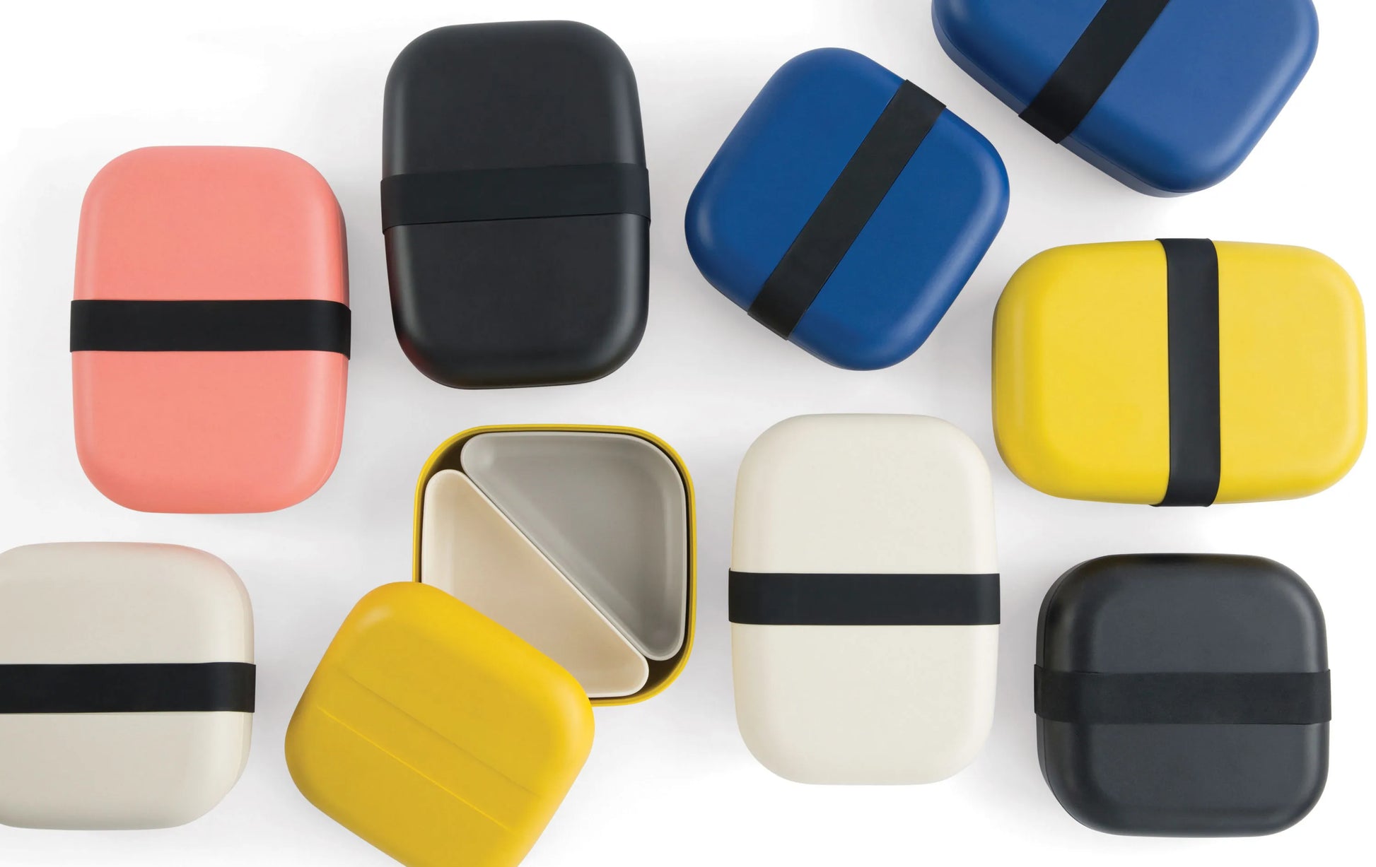 Multiple colors and sizes on bento boxes.